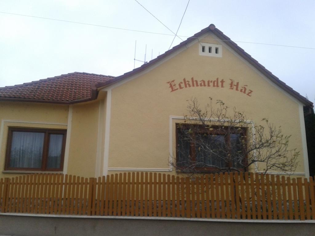 Готель Eckhardt Vendeghaz Віллань Екстер'єр фото